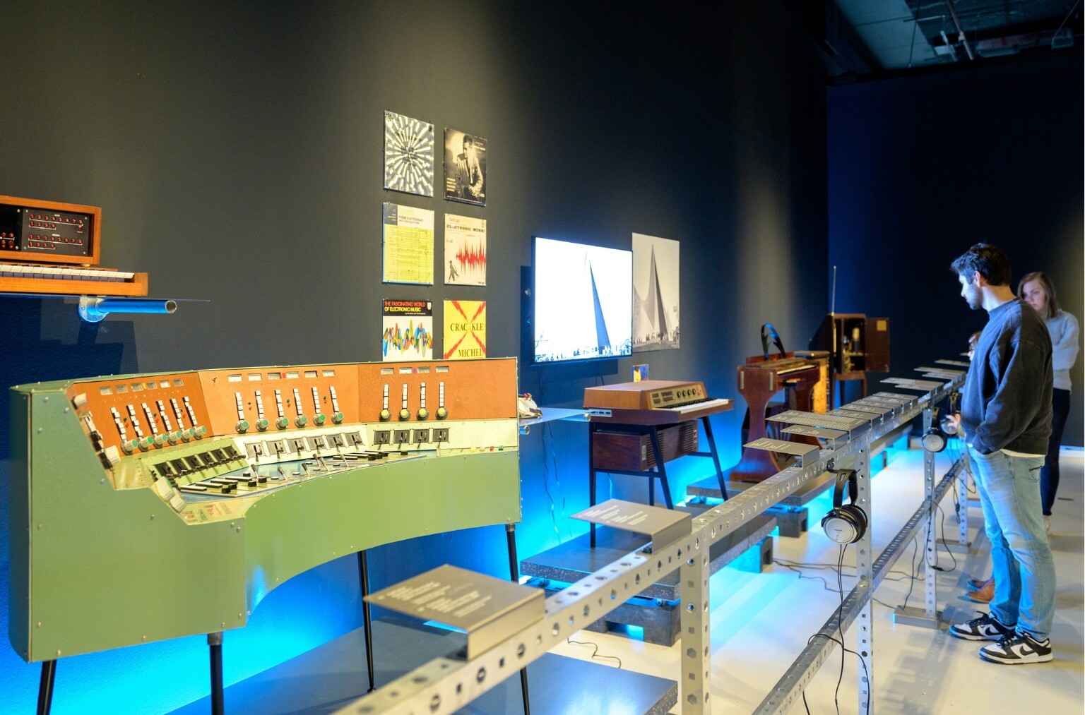 Een aantal van de eerste elektronische muziekinstrumenten staan in een tentoonstelling.