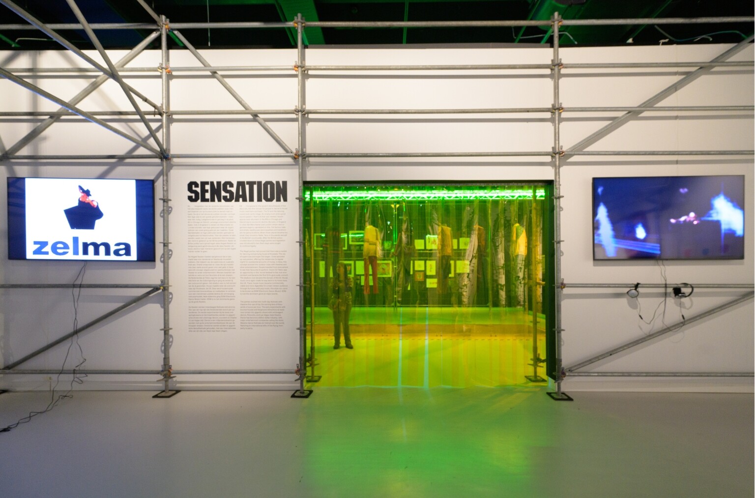 Foto van de overgang van de ene naar de andere zaal in de tentoonstelling (sfeerbeeld).