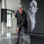 Directeur Timo de Rijk plaatst een object - Keramiek in quarantaine - foto Ben Nienhuis