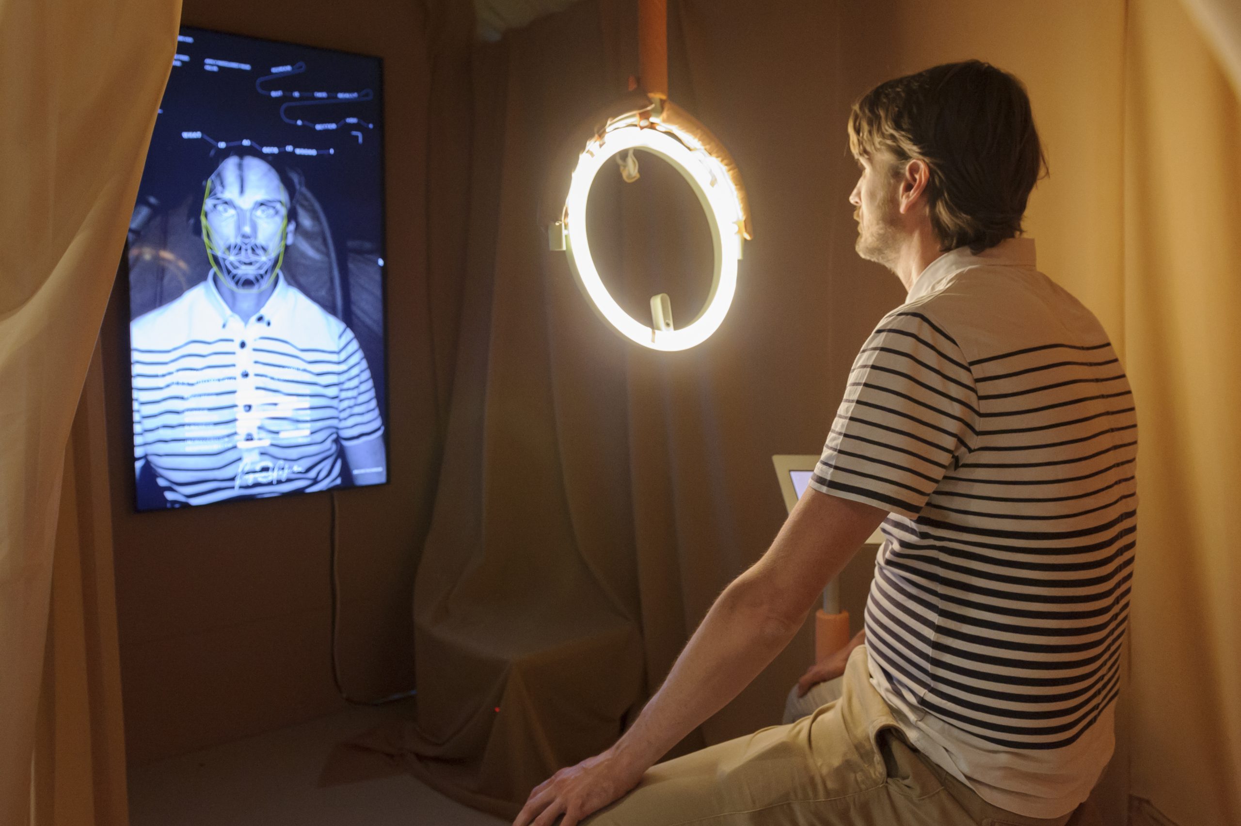 Biometric Mirror van Lucy McRae in Design Museum Den Bosch