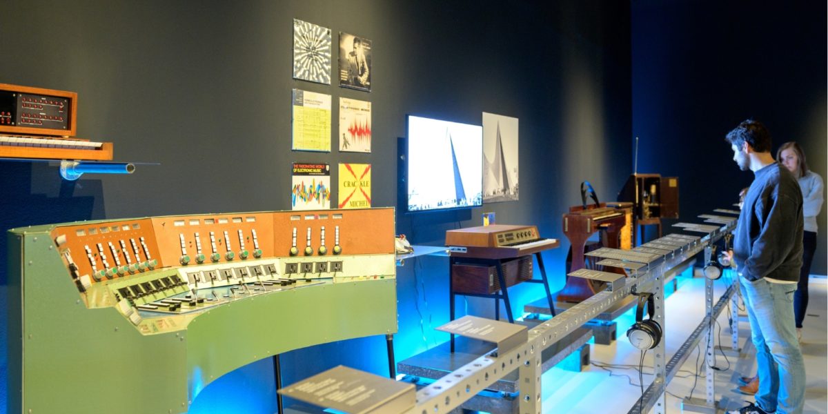 Een aantal van de eerste elektronische muziekinstrumenten staan in een tentoonstelling.