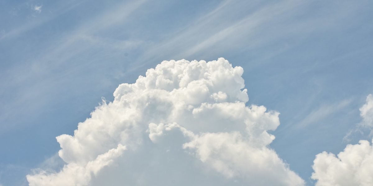 Een foto van een wolk in een blauwe lucht.