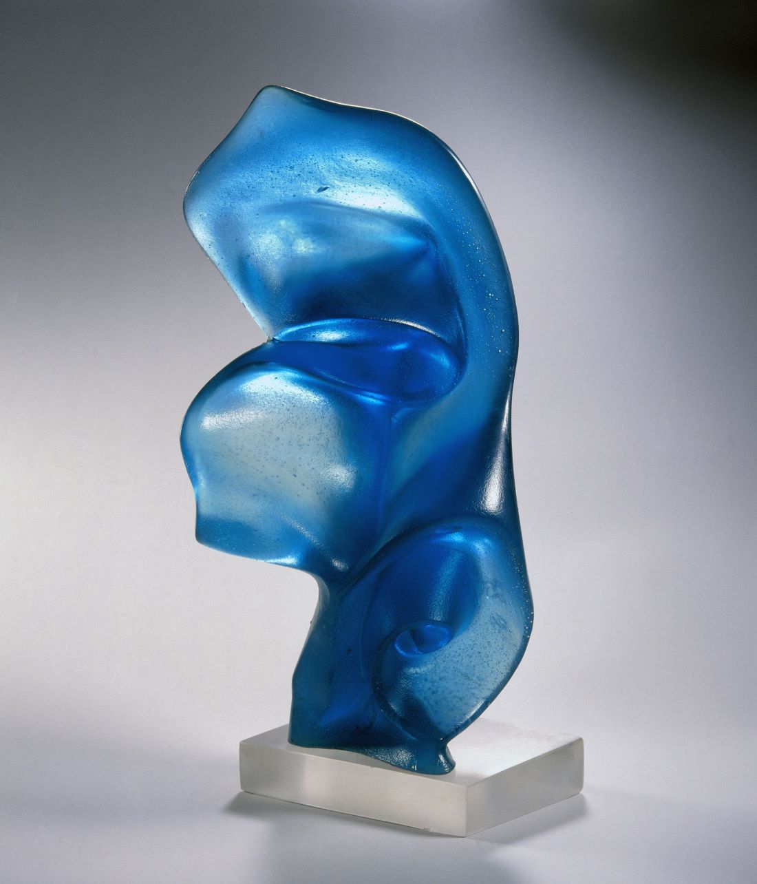 This is a picture of a glass form made by Dalí. The colour of the glass is blue and the name of the work is Fleur du mal 