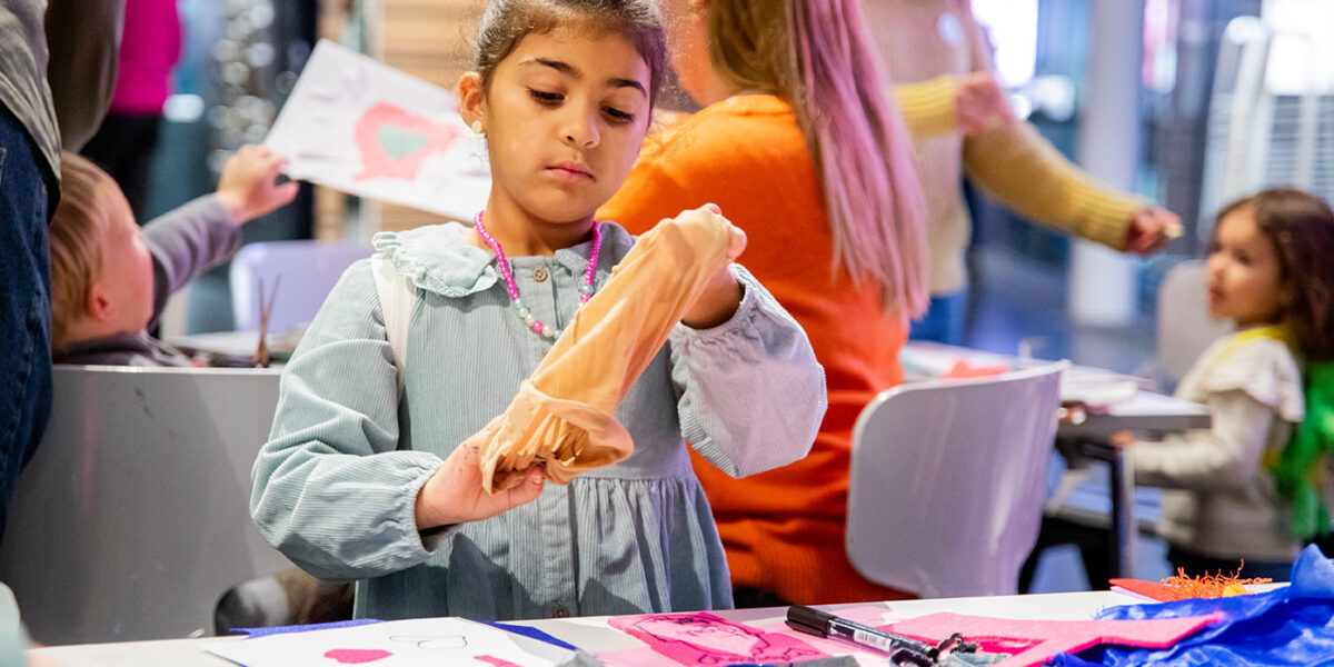 Een foto van een meisje dat knutselt met verschillende materialen