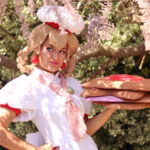 Zelfportret van Lotus (@moon.flower.cos) in een zelfgemaakt kostuum als Patissier Peach uit het Nintendo spel Princess Peach Showtime.